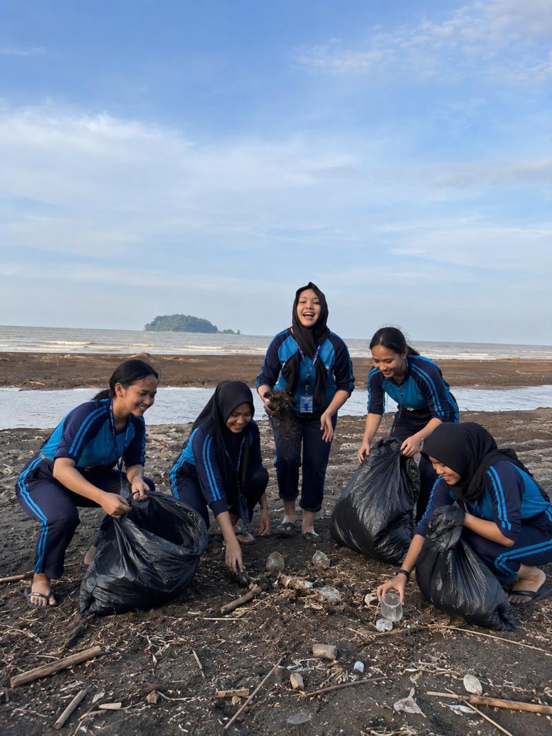 Kader Adiwiyata SMP Negeri 1 Cluwak Bersihkan Pantai Gua Manik dalam Rangka Hari Bebas Sampah